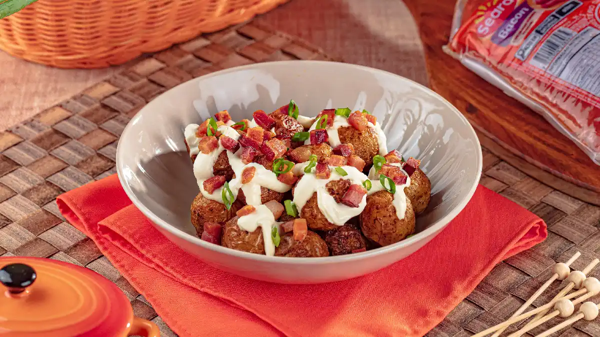 Batata assada com bacon e cream cheese