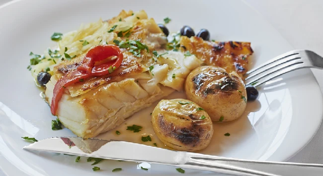 batatas ao murro ao lado de bacalhau
