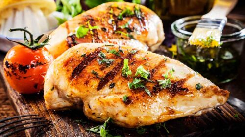 Benefícios de comer frango: veja quais são as vitaminas que a proteína nos dá