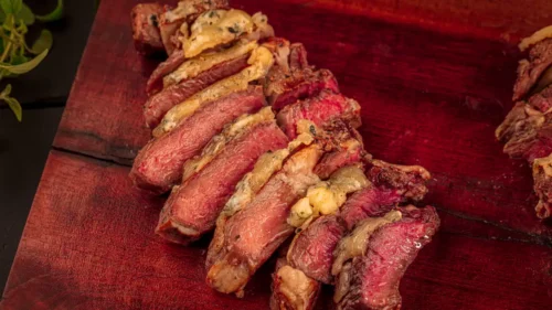 Bife Ancho com Crosta de Alho e Parmesão