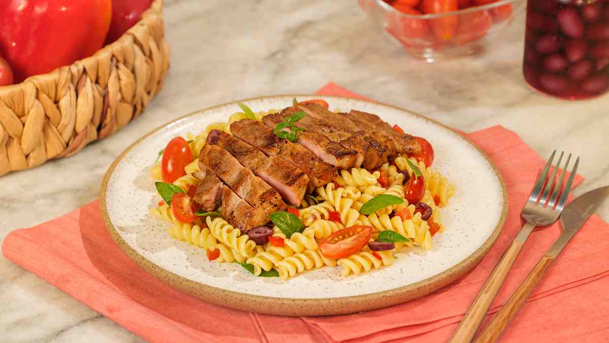 Bife de Copa Lombo com Salada de Macarrão