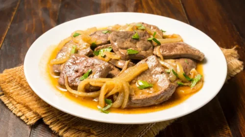 Como fazer fígado acebolado? Receita que vai bem de prato principal até aperitivo 