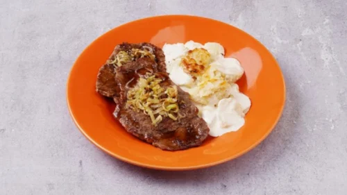 Bifes de coração da paleta com alho-poró e gratin de batatas