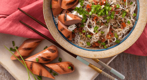 Bifum com salsichas grelhadas e tofu puxado na manteiga, shoyu e gengibre