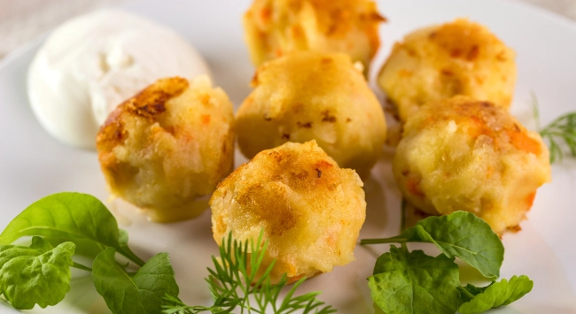 Porção crocante de bolinho de batata-doce feito na airfryer.