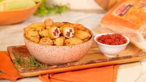 Aprendi a fazer esse bolinho de milho de espiga com bacon e virou meu salgadinho preferido