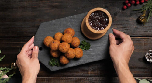 Bolinho de Pernil servido com Geleia de Maçã com Pimenta