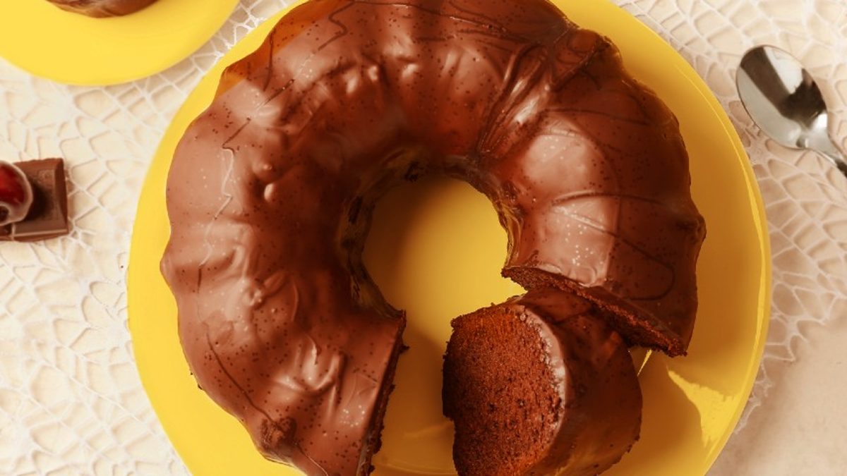 Bolo de chocolate fofinho? Aprenda a receita com poucos ingredientes