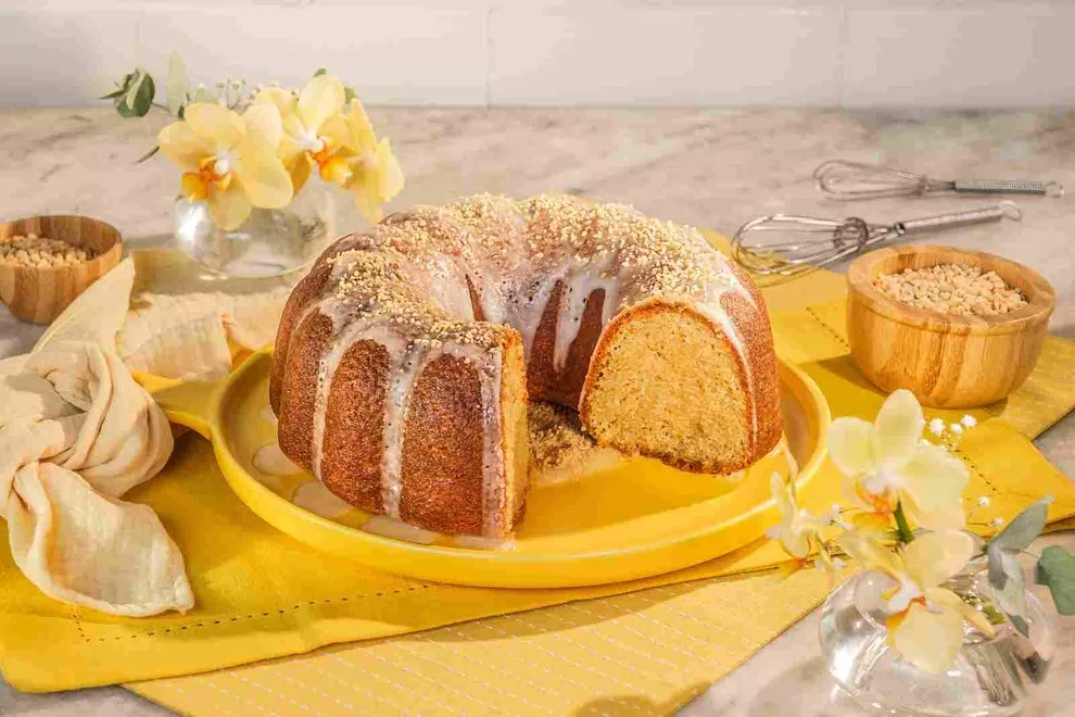 bolo de amendoim em um recipiente amarelo encima da mesa com acessórios em volta