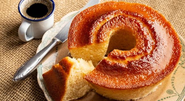 Bolo de trigo cortado e servido com uma xícara de café.