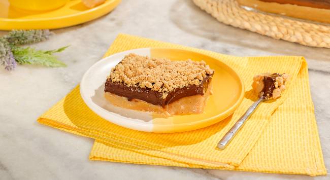 bombom de travessa sabor paçoca com chocolate servido em prato amarelo e branco