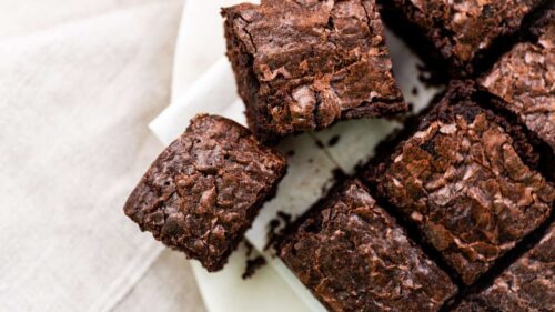 Brownie com casquinha: como deixar cremoso por dentro e crocante por fora?