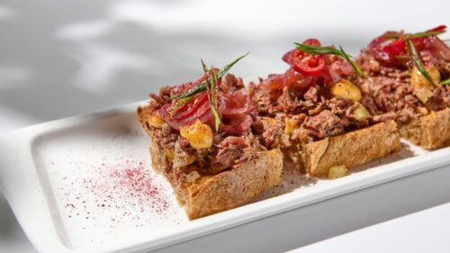 Bruschetta de Carne Desfiada com Mini Cebola e Tomate Cereja