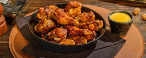 Buffalo wings na airfryer com molho cheddar