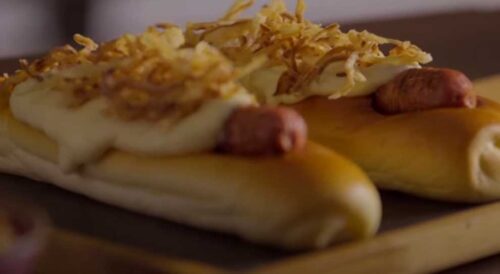 Cachorro-Quente de Salsicha Frankfurt com Cebola Crispy
