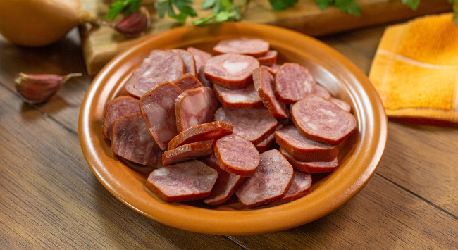 Porção caprichada de linguiça calabresa para churrasco.
