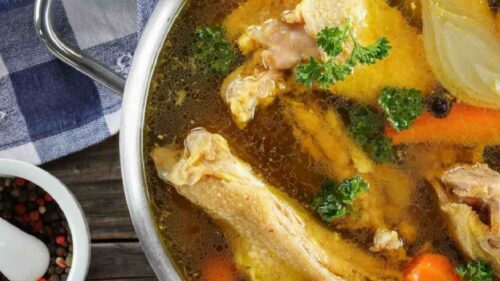 Como fazer caldo de frango para usar em diversas receitas