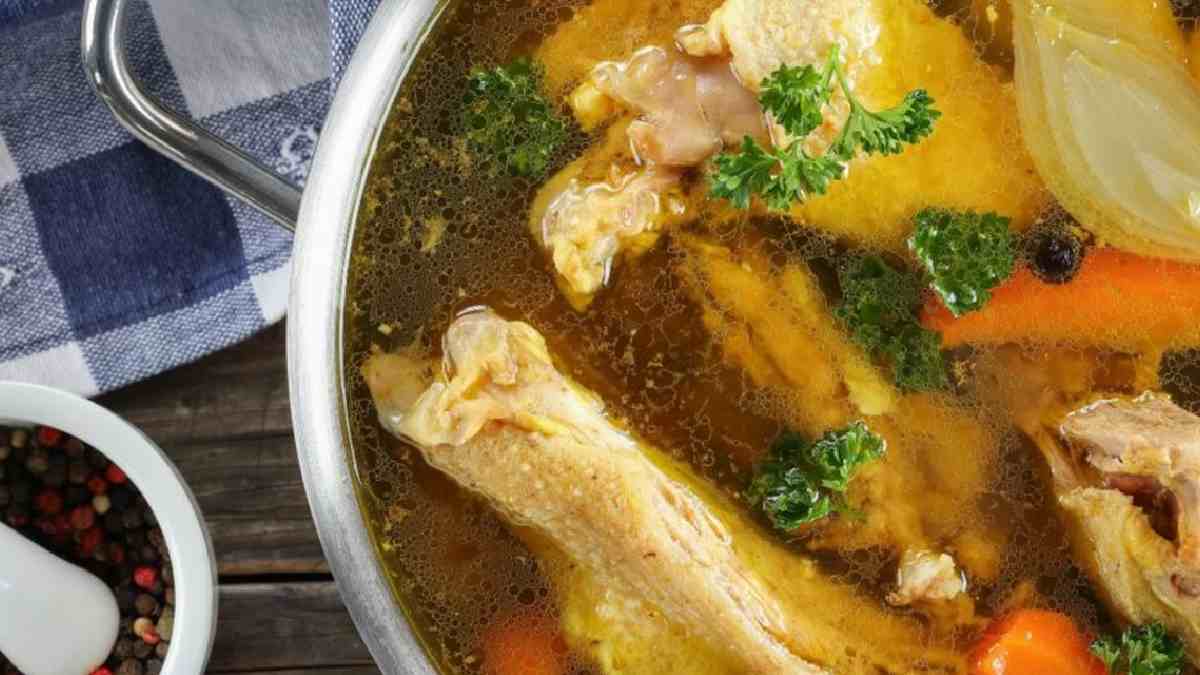 Como fazer caldo de frango para usar em diversas receitas