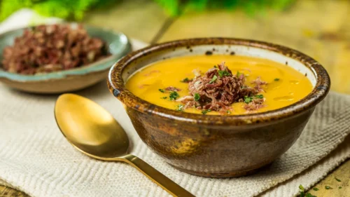 Caldos e sopas: 27 receitas para passar o inverno com o corpo aquecido