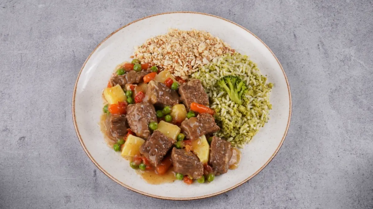 Capa de Filé na Panela com Arroz de Brócolis e Farofa