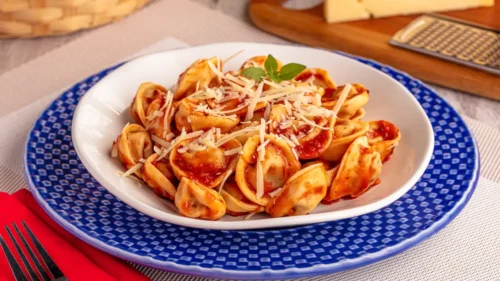 Capeletti de Carne com Molho Vermelho