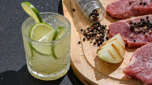 10 caipirinhas diferentes que combinam com churrasco