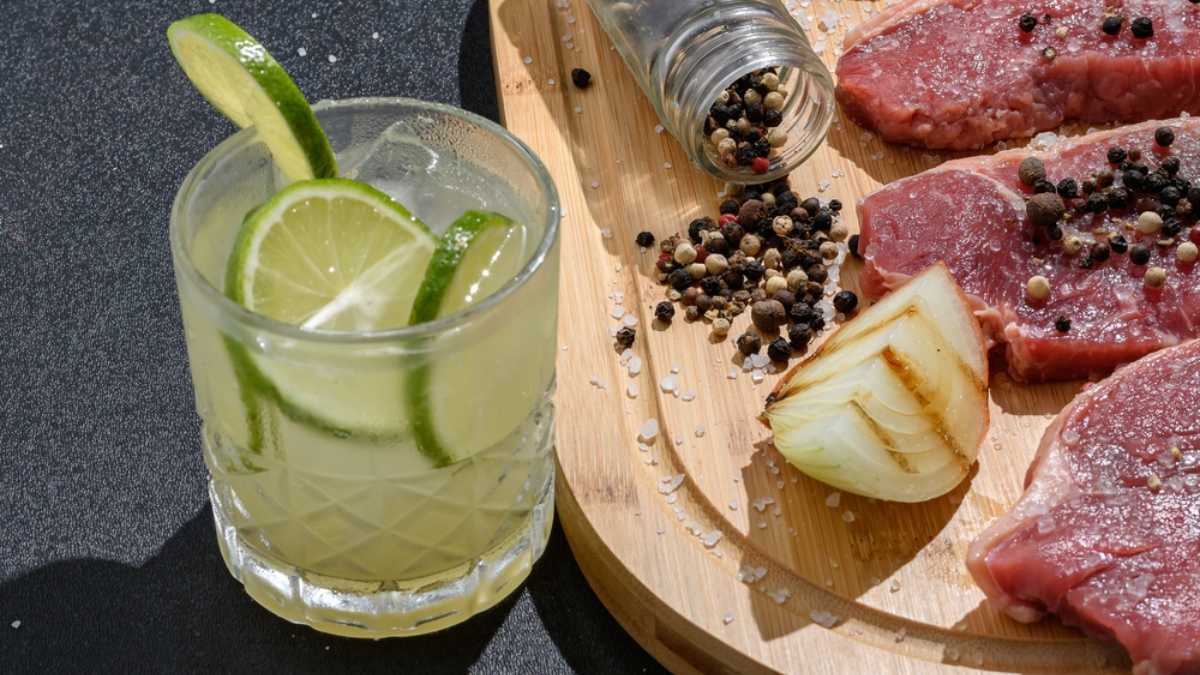 10 caipirinhas diferentes que combinam com churrasco