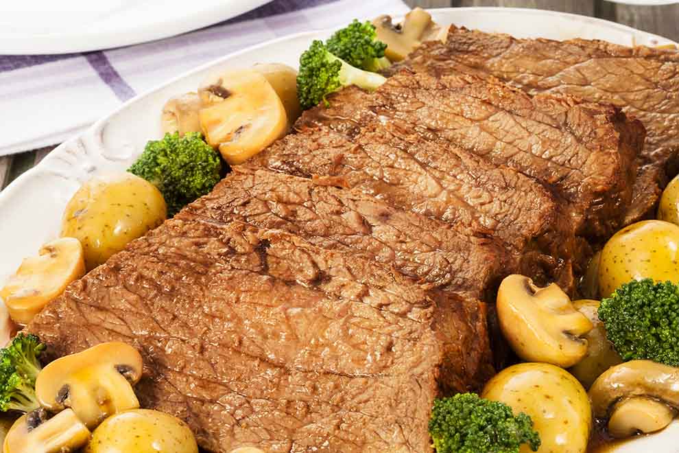 Carne assada com brócolis e batatas, prato saboroso.