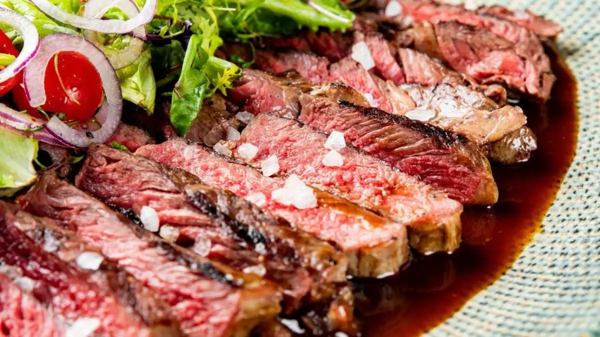 Carne de churrasco temperada com sal grosso.