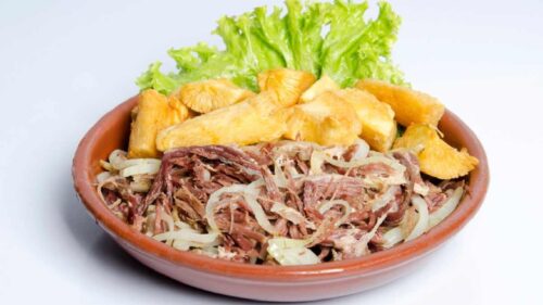 Carne Desfiada Acebolada com Aipim Frito