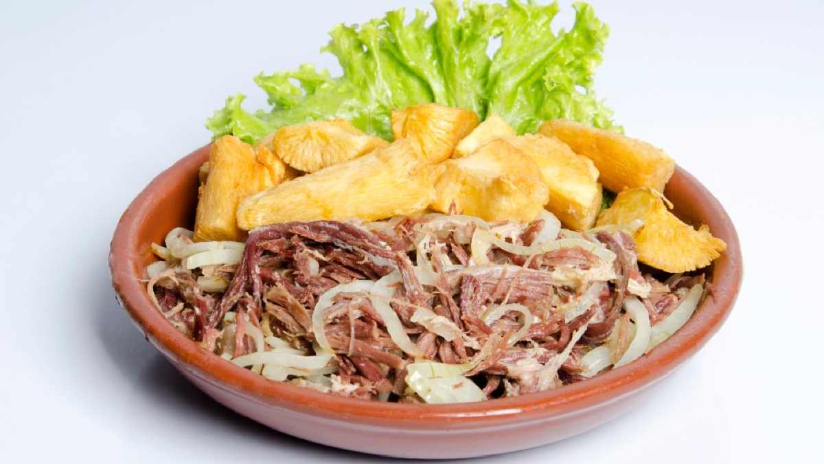 Carne Desfiada Acebolada com Aipim Frito