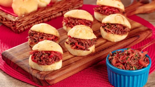 Carne louca no pão de queijo