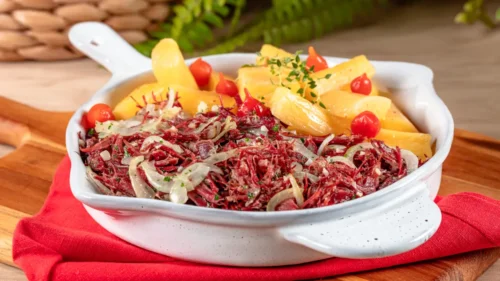 Carne seca desfiada acebolada com mandioca