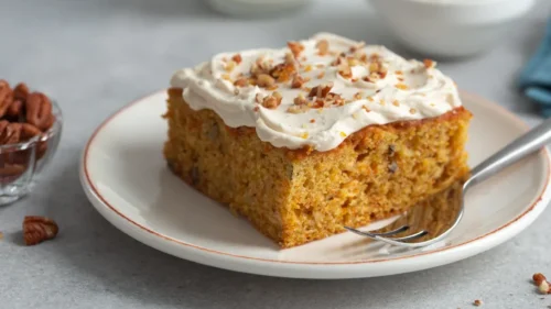 Carrot cake: conheça o bolo de cenoura inglês que tem uma cobertura diferente