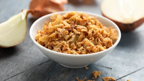 Como fazer cebola crispy? Aprenda receita prática para incrementar pratos