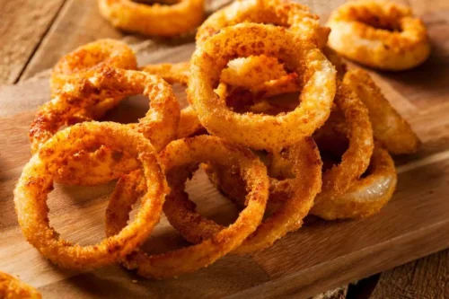 Como fazer cebola empanada: onion rings para o hambúrguer!