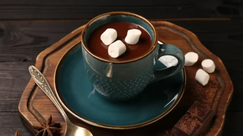 Chá ou chocolate quente? Descubra qual combina mais com seu estilo de inverno