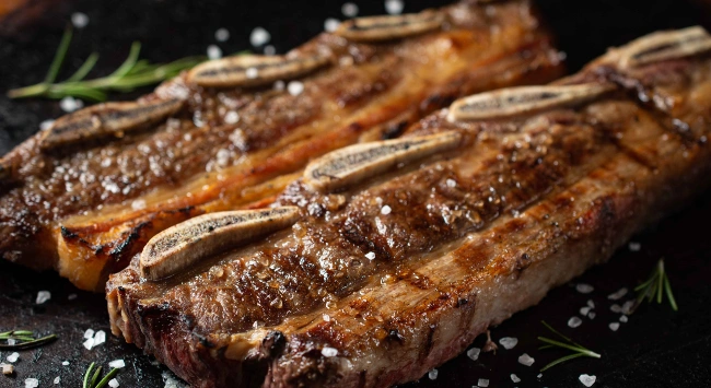 Churrasco de costela bovina assada na grelha.
