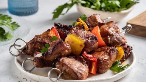 10 espetinhos diferentes para inovar no churrasco