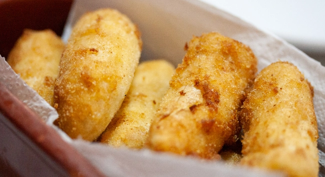 Porção de banana à milanesa bem sequinha e crocante.