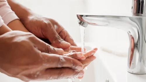 Como tirar cheiro de alho e cebola das mãos? Truques simples como esses resolvem 