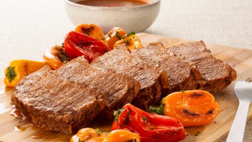 Qual é a carne mais rica em proteína: frango, bovina ou suína?