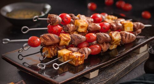 5 receitas de espetinho de frango suculento e bem temperado