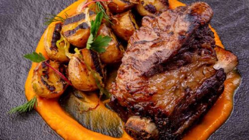 Costela Barbecue com Purê Cremoso de Abóbora, Farofa de Avelã e Sálvia