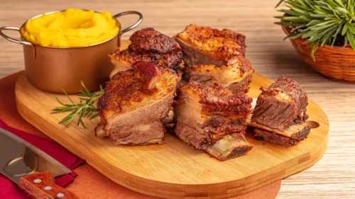 Costela ripa com purê de mandioquinha