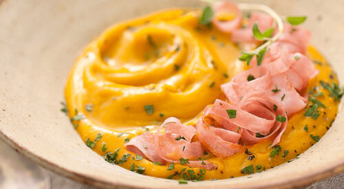 Creme de Abóbora com Presunto e Manjericão Fresco