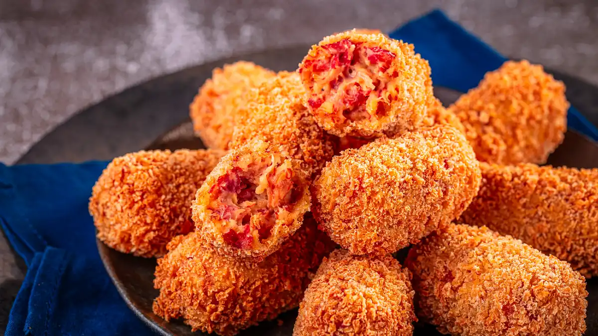 Croquetes de joelho de porco servidos em um prato azul