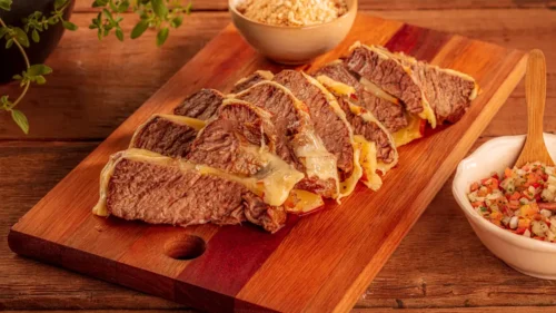 Não use cerveja, nem leite! Veja como amaciar a carne de churrasco com fruta