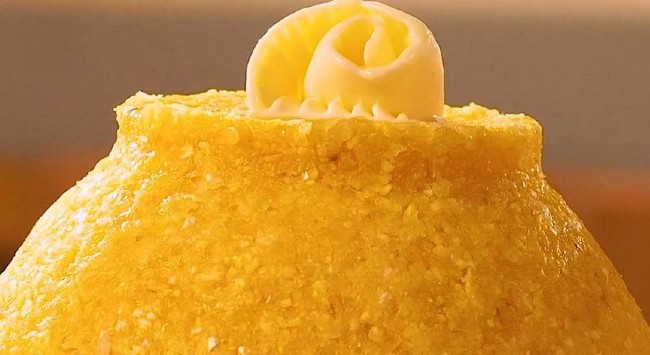 Cuscuz cozido com um margarina derretida por cima.