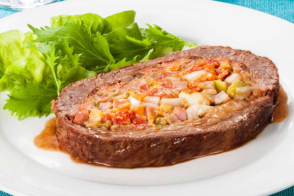 Roast beef com recheio de legumes e salada fresca
